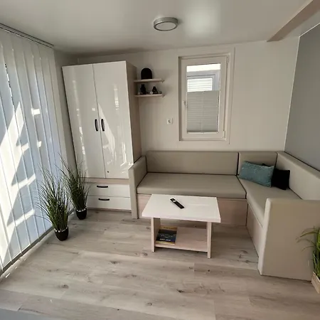 Molo - Floating House Daire Pula