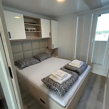 Molo - Floating House Daire Pula