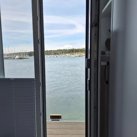 Molo - Floating House Daire Pula