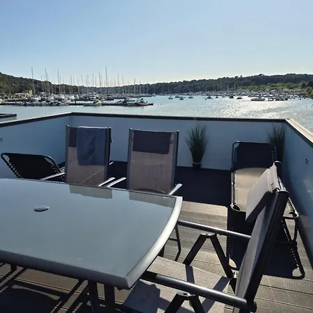 Molo - Floating House Pula